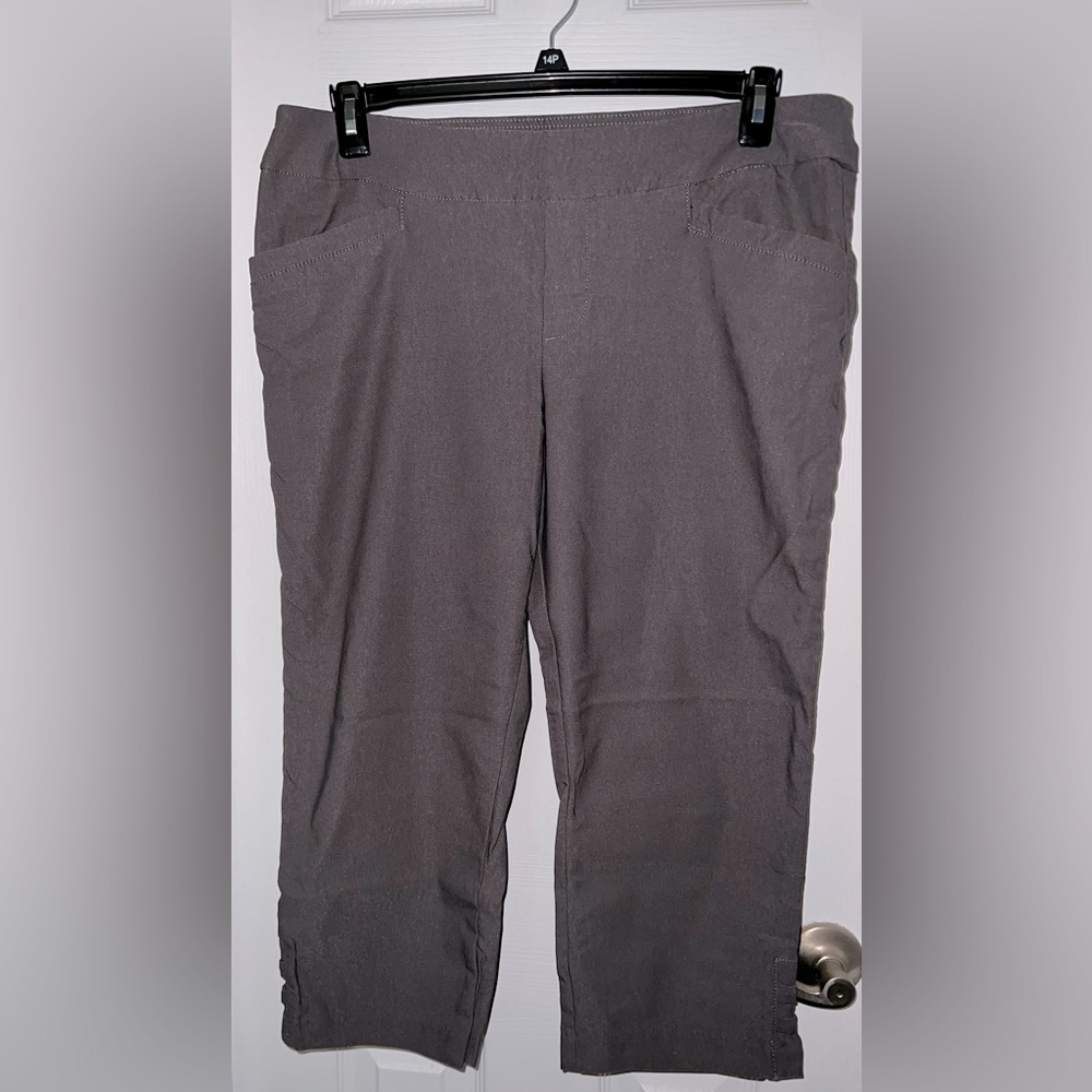 Lee brand, size 16M, mid rise fit, pull-on stretch Capri